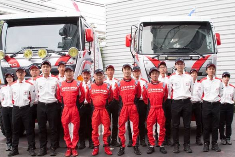 Tim Hino Team Sugawara yang turun di Reli Dakar 2019 kategori truk. Hino menurunkan dua pebalap, salah satunya pebalap tertua berusia 77 tahun, Yoshimasa Sugawara (dua dari kiri).