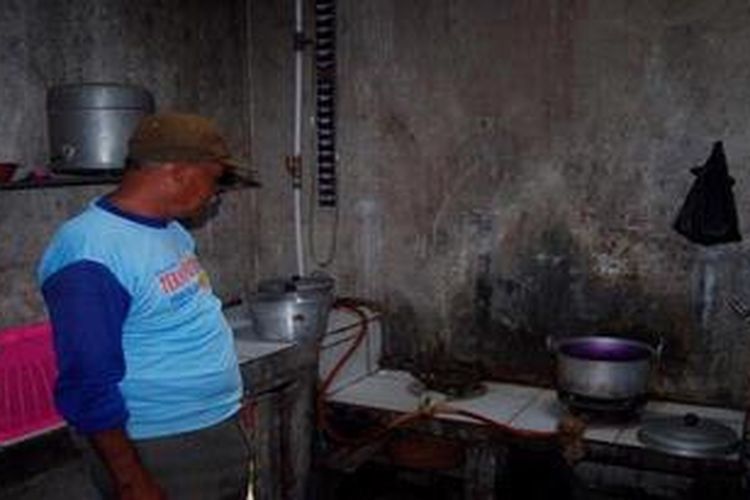 Ilustrasi: Noor Hadi (59), warga Desa Purworejo, Kecamatan Bae, Kabupaten Kudus, Jawa Tengah, menunjukkan instalasi biogas berbasis kotoran sapi di dapur rumahnya, Jumat (30/11/2012). Dengan biogas itu, keluarga Noor Hadi yang semula menghabiskan empat elpiji tiga kilogram per bulan, kini hanya dua elpiji per bulan.

