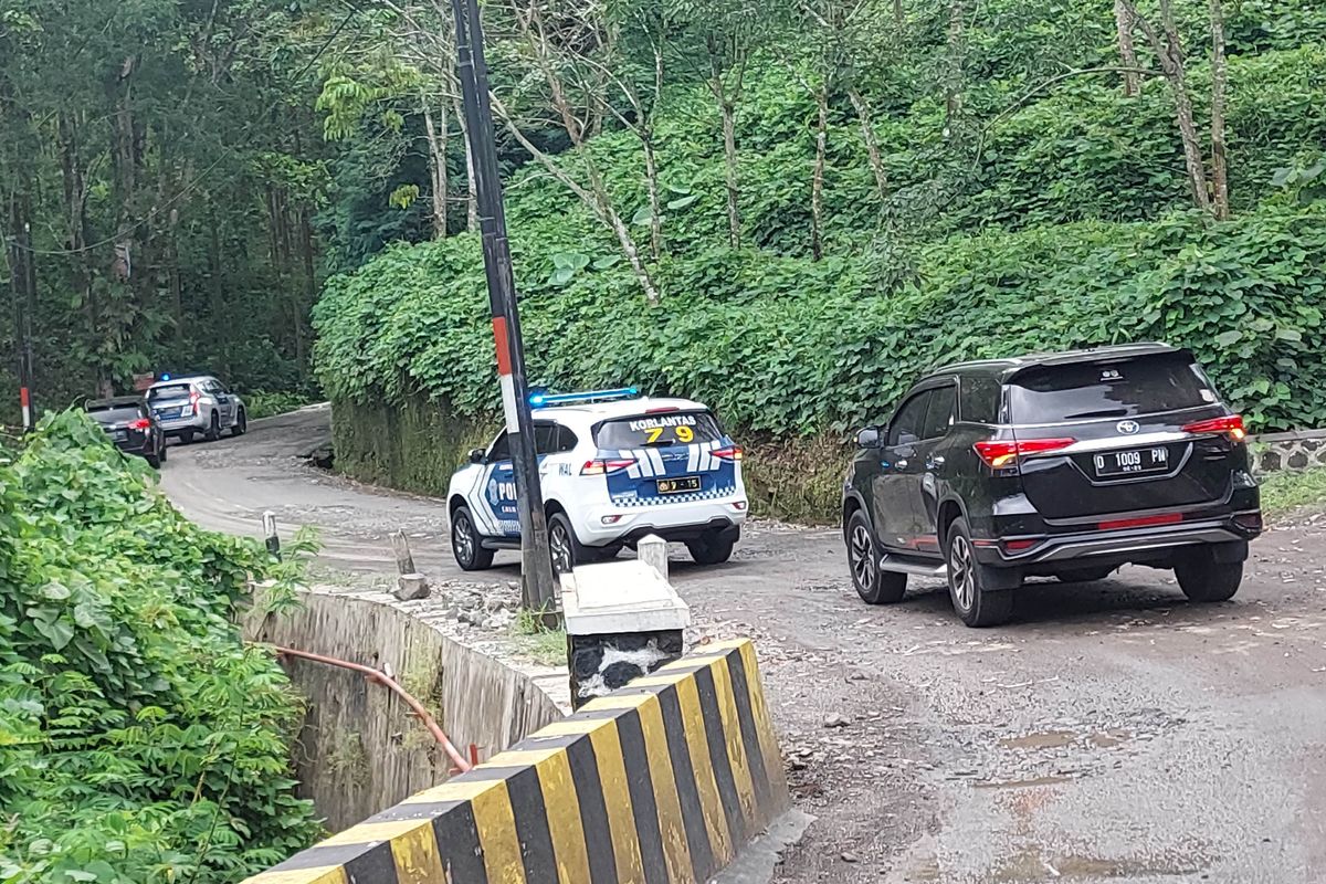 Melewati salah satu rute dengan jalan bebatuan dan menanjak di wilayah Jawa Barat, Pansela