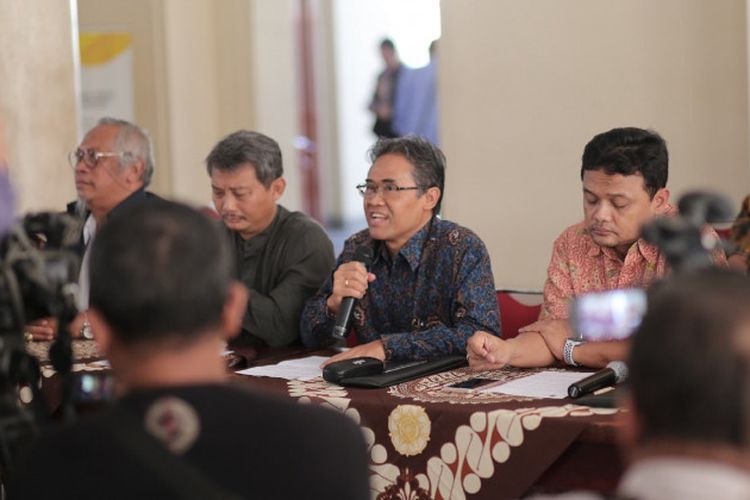 Rektor UGM, Prof. Panut Mulyono saat menyampaikan deklarasi pesan persatuan dan perdamaian di Balairung, Gedung Pusat UGM, Jumat (24/5/2019).