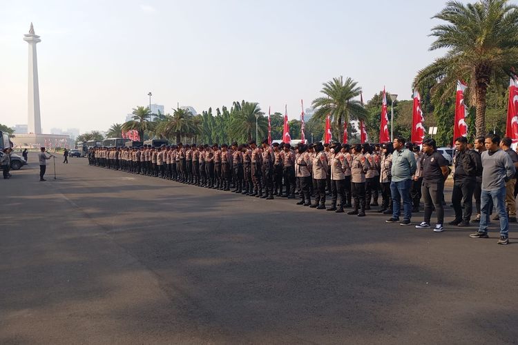Apel pagi personel kepolisian yang akan mengawal jalannya aksi unjuk rasa oleh ribuan ojek online di Monas, Jakarta Pusat, Kamis (29/8/2024).(Dok.Humas Polres Jakarta Pusat)