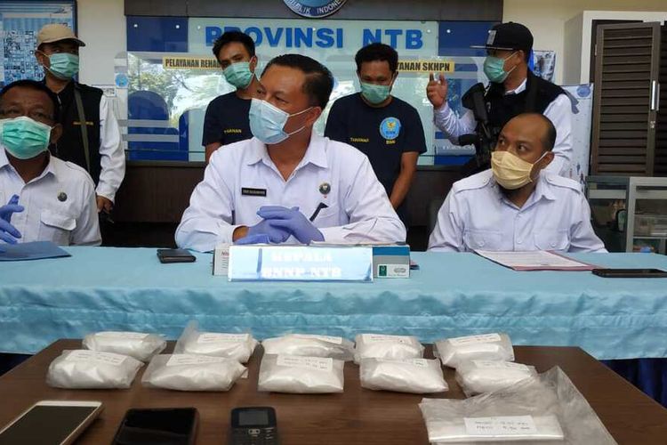 BNNP NTB menangkap dua warga asal Kabupaten Lombok Timur yang menyelundupkan narkotika sabu di dalam tas koper.