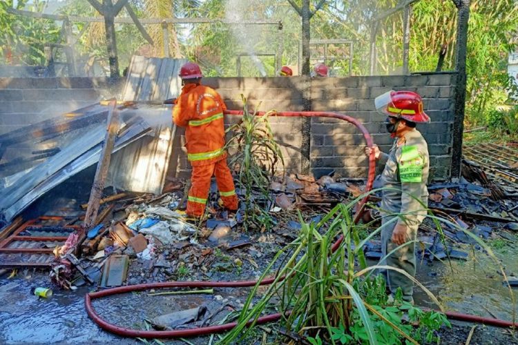 Petugas pemadam kebakaran memadamkan api du rumah yang terbakar milik warga desa Ngares Trenggalek Jawa Timur, Kamis (02/12/2021).