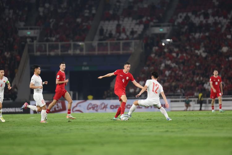 Aksi bek timnas Indonesia Jay Idzes pada laga melawan Vietnam di Stadion Gelora Bung Karno, Senayan, Jakarta, Kamis (21/3/2024). 