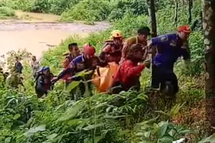 Tim gabungan mengevakuasi jasad wisatawan yang terseret arus sungai saat kemping di Tanah Laut, Kalsel, Senin (7/11/2022). 