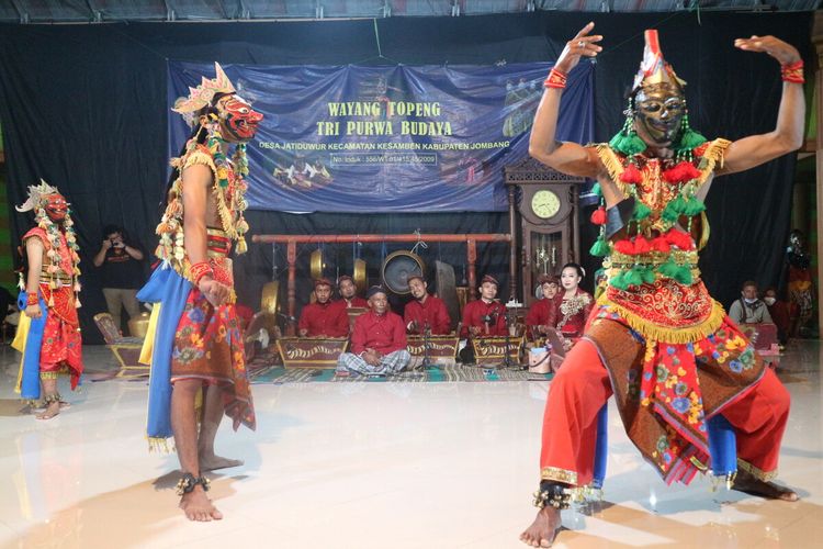 Pementasan Wayang Topeng Jatiduwur, di Desa Jatiduwur Kecamatan Kesamben, Kabupaten Jombang, Jawa Timur, Sabtu (25/9/2021) malam. Pementasan di Sanggar Purwo Budoyo itu difasilitasi oleh Bappeda Kabupaten Jombang.