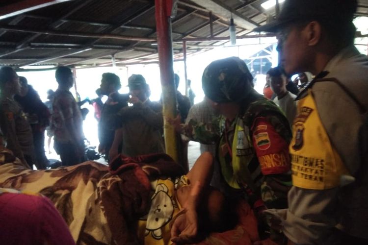 Evakuasi korban tersambar petir di puncak Gunung Sibayak, yang berada di Kabupaten Karo, Sumatera Utara, Rabu sore(12/6/2019)