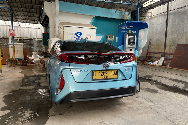 Toyota Prius PHEV milik perusahaan taksi Blue Bird