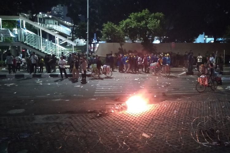 Massa demonstran bubar dari gedung KPK, Kuningan, Jakarta Selatan, Senin (23/9/2019),