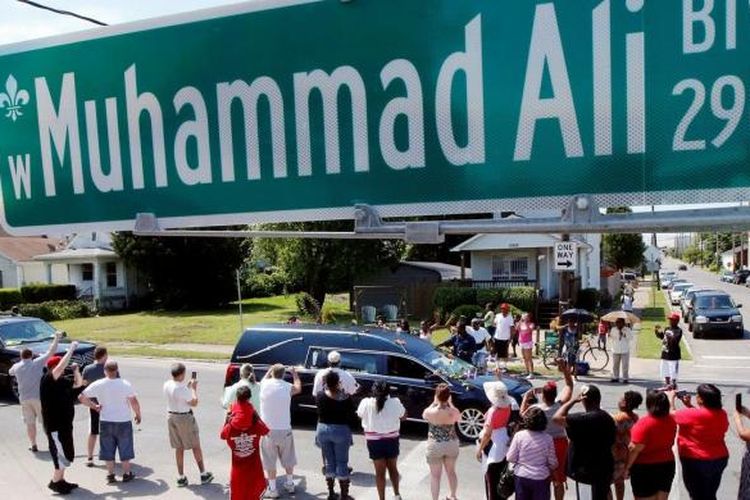 Kerumunan warga di Muhammad Ali Boulevard menyaksikan iring-iringan mobil jenazah Muhammad Ali menuju Cave Hill di Kota Louisville, Kentucky, Jumat (10/6/2016).  