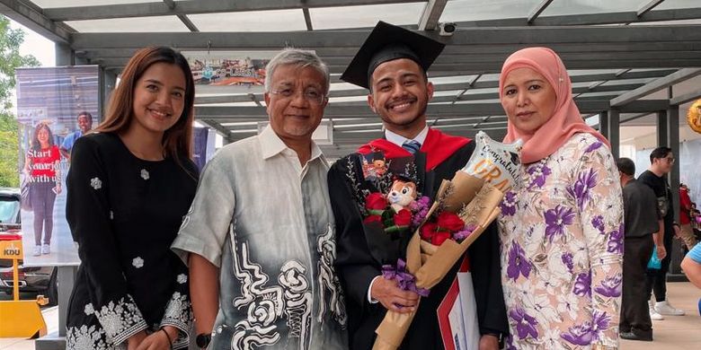 Aiman bersama ayah dan ibunya di hari wisudanya, Sabtu (16/11/2019).