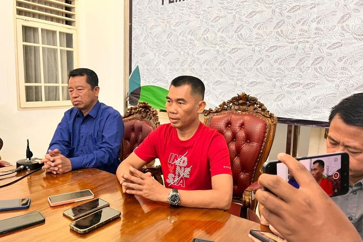 Bupati Gunungkidul Sunaryanta (kaus merah) di rumah dinas Bupati Gunungkidul, Minggu (24/11/2024)