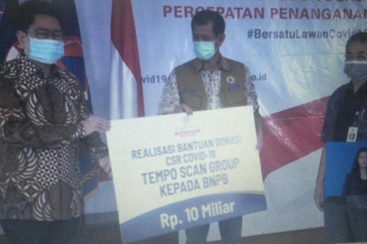 Pemberian Bantuan PT Tempo Scan Pasific Tbk untuk Gugus Tugas Percepatan Penanganan Covid-19, di Graha BNPB, Jakarta, Jumat (3/4/2020)