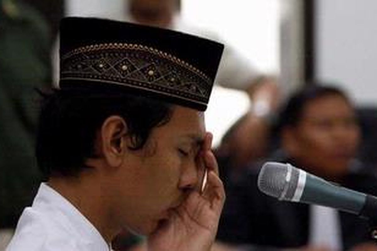 Very Idham Henyansyah (30) alias Ryan, terdakwa kasus pembunuhan Heri Santoso menjalani persidangan dengan agenda pembacaan vonis di Pengadilan Negeri Depok, Jawa Barat, Senin (6/4). Ia divonis hukuman mati kaarena terbukti secara sah dan meyakinkan melakukan unsur-unsur tindak pidana pembunuhan berencana. 