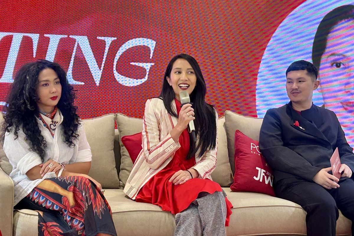 Designer dan Founder label KLÉ, Kleting Titis Wigati (Tengah) dalam acara POND’S Age Miracle & JFW Hadirkan “The Revival of Miracles” di Plaza Indonesia, Jakarta Pusat, Senin (20/10/2025).