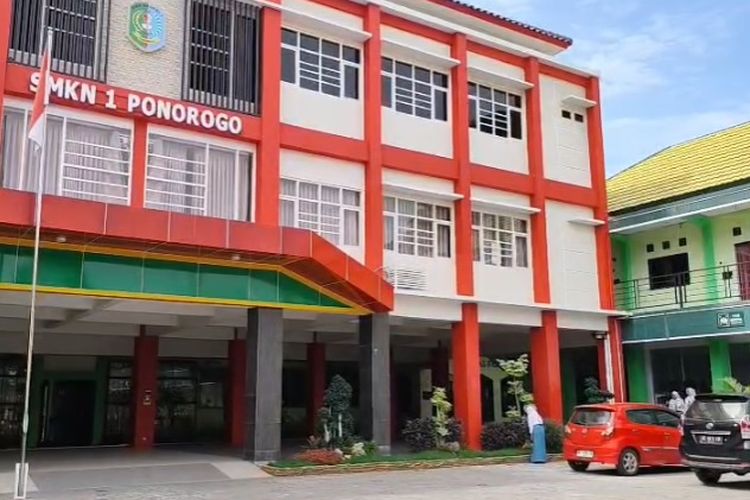 Beredar unggahan di media sosial yang menuding SMKN 1 Ponorogo, Jawa Timur memungut iuran Rp 1,4 juta kepada siswa kelas X. Pihak sekolah dan komite menyatakan bahwa kontribusi partisipasi itu bersifat sukarela, bukan pungutan liar (pungli) dan tidak menjadi kewajiban bagi wali murid.