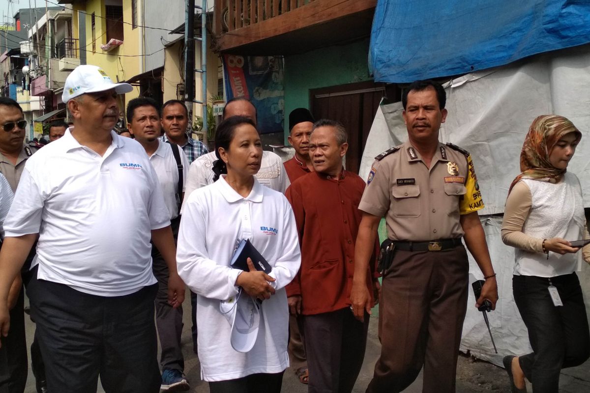 Menteri Badan Usaha Milik Negara, Rini Soemarno (kanan baju putih), Bersama Dirut PLN Sofyan Basri (kiri baju dan topi putih) Blusukan di Kelurahan Penjarigan, Jakarta Utara (13/06). 