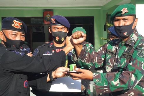 Beri Kejutan Ulang Tahun, Brimob Datangi Markas TNI di Pekalongan