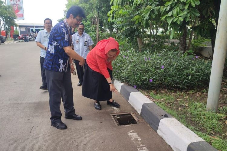 Wali Kota Semarang, Hevearita Gunaryanti Rahayu saat meninjau lokasi penutup saluran air yang hilang di Kelurahan Madukoro.