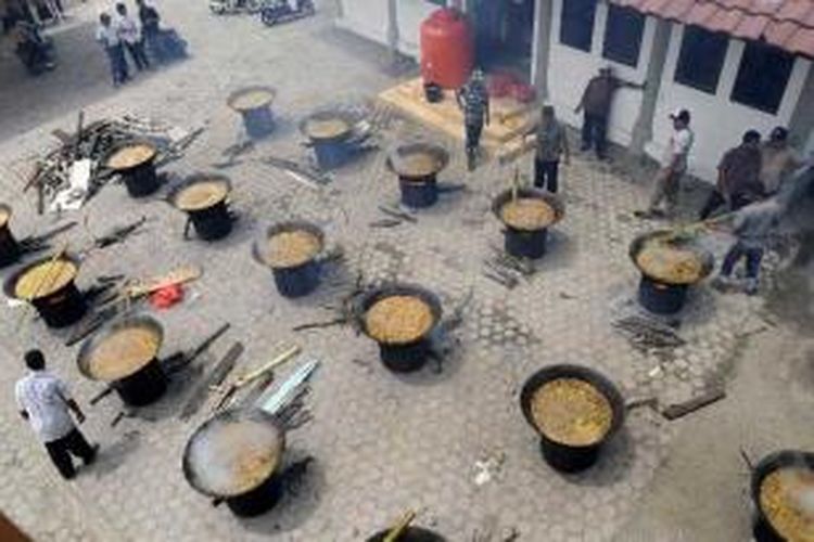 Panitia memasak kuah beulangong (gulai daging) untuk dibagikan kepada warga pada pelaksanaan Maulid Nabi Muhammad SAW di Desa Lam Geulumpang, Kecamatan Ulee Kareng, Banda Aceh, Minggu (24/2/2013). Kuah beulangong merupakan salah satu kuliner khas Aceh Besar yang biasanya dihidangkan pada pesta perkawinan dan hari-hari besar keagamaan. 