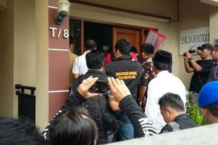 Penyidik Polri melakukan penggeledahan di rumah penyidik KPK Novel Baswedan, di Kelapa Gading, Jakarta Utara, Jumat (1/5/2015).