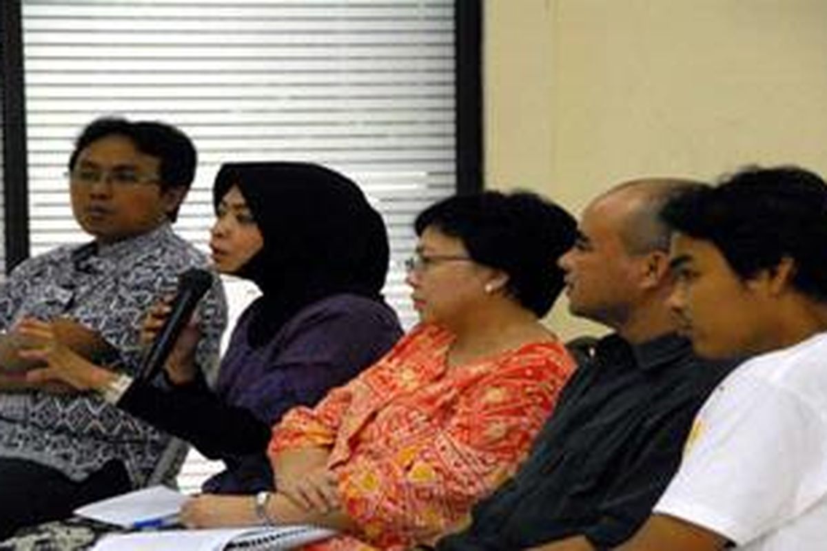 Anggota DPR Komisi VIII Fraksi Partai Amanat Nasional pengungkap dugaan praktek mafia anggaran DPR Wa Ode Nurhayati (ketiga kiri) bersama aktivis Koalisi Anti Mafia Anggaran DPR (dari kiri) Koordinator ICW Danang Widioko, Peneliti Korupsi Politik ICW, Abdullah Dahlan, Penasehat Gerakan Pemberdayaan Perempuan Ani Soetjipto, Direktur Indonesia Budget Centre dan Direktur LBH Jakarta Nurcholis Hidayat, memberikan keterangan di kantor YLBHI Jakarta, Minggu (19/6/2011) 