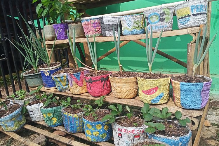 Seorang Ibu Rumah Tangga asal Kecamatan Cicalengka, Kabupaten Bandung, Jawa Barat berhasil mengubah sampah Diapers menjadi pot bunga.