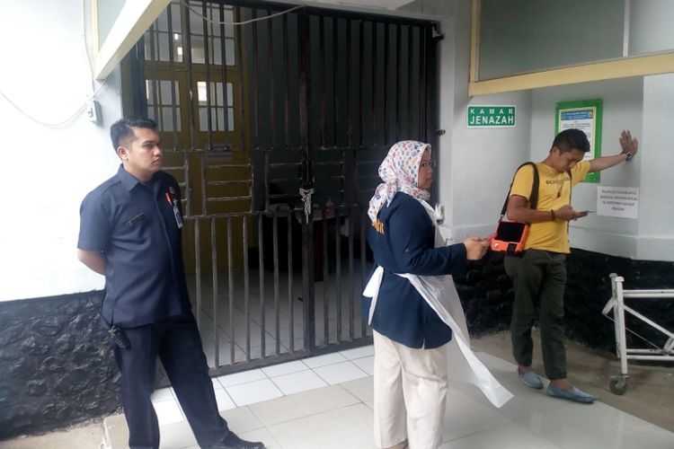 Petugas keamanan RSU dr Slamet Garut tampak berjaga di depan kamar jenazah RSU dr Slamet Garut, tempat jenazah warga yang tertembak dalam penggerebekan disimpan sementara, Rabu (17/1/2018) pagi.