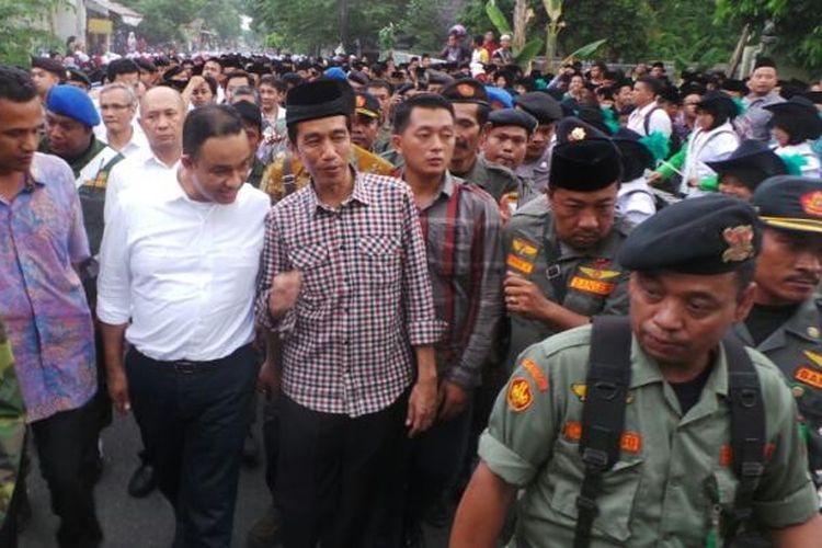 Calon presiden Joko Widodo (kemeja kotak-kotak) dan juru bicara tim pemenangannya Anies Baswedan (kemeja putih) bertamu di Pondok Pesantren, Pandanaran, Sleman, Yogyakarta , Senin (2/6/2014).