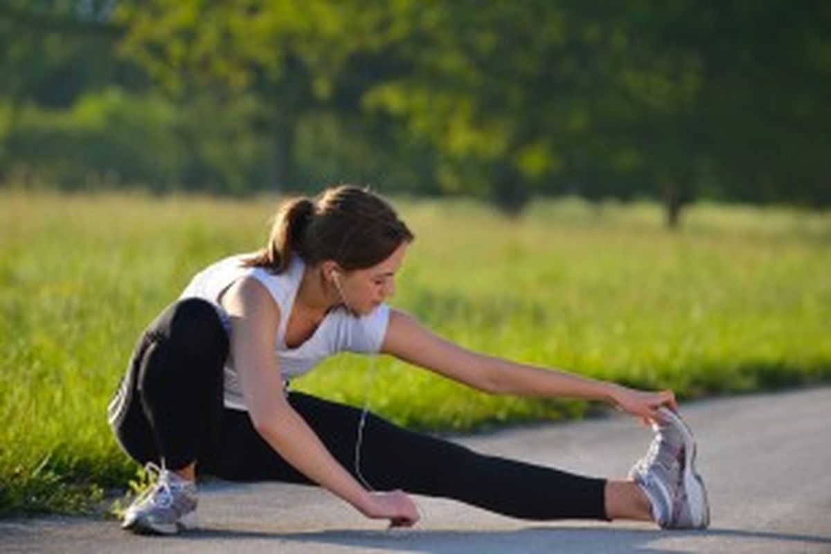 Jaga kelenturan tubuh dengan rutin melakukan stretching. 
