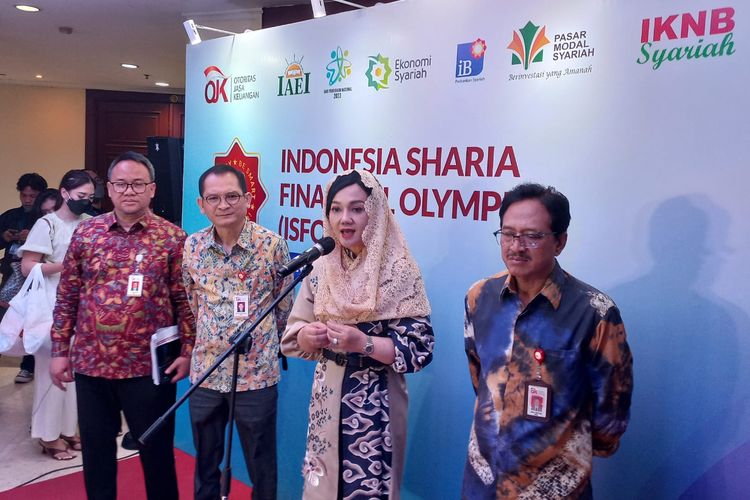 Kepala Eksekutif Pengawas Perilaku Pelaku Usaha Jasa Keuangan, Edukasi, dan Perlindungan Konsumen OJK Frederica Widyasari Dewi setelah acara Indonesia Sharia Financial Olympiad (ISFO), Senin (22/5/2023).