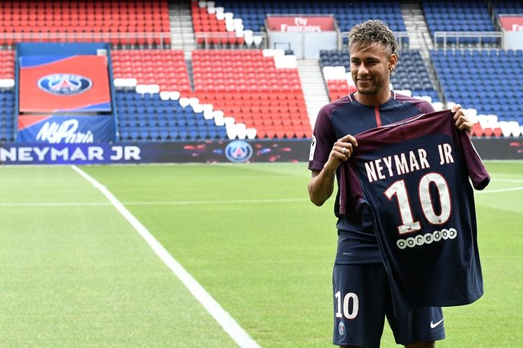 Bintang asal Brasil, Neymar, berpose dengan jersey nomor 10 di klub barunya, Paris Saint-Germain (PSG), dalam acara pekenalan dirinya di Stadion Parc des Princes, Paris, Jumat (4/8/2017). PSG menebus Neymar dari Barcelona dengan harga 222 juta euro (sekitar Rp 3,4 triliun), yang membuatnya pemain termahal di dunia.