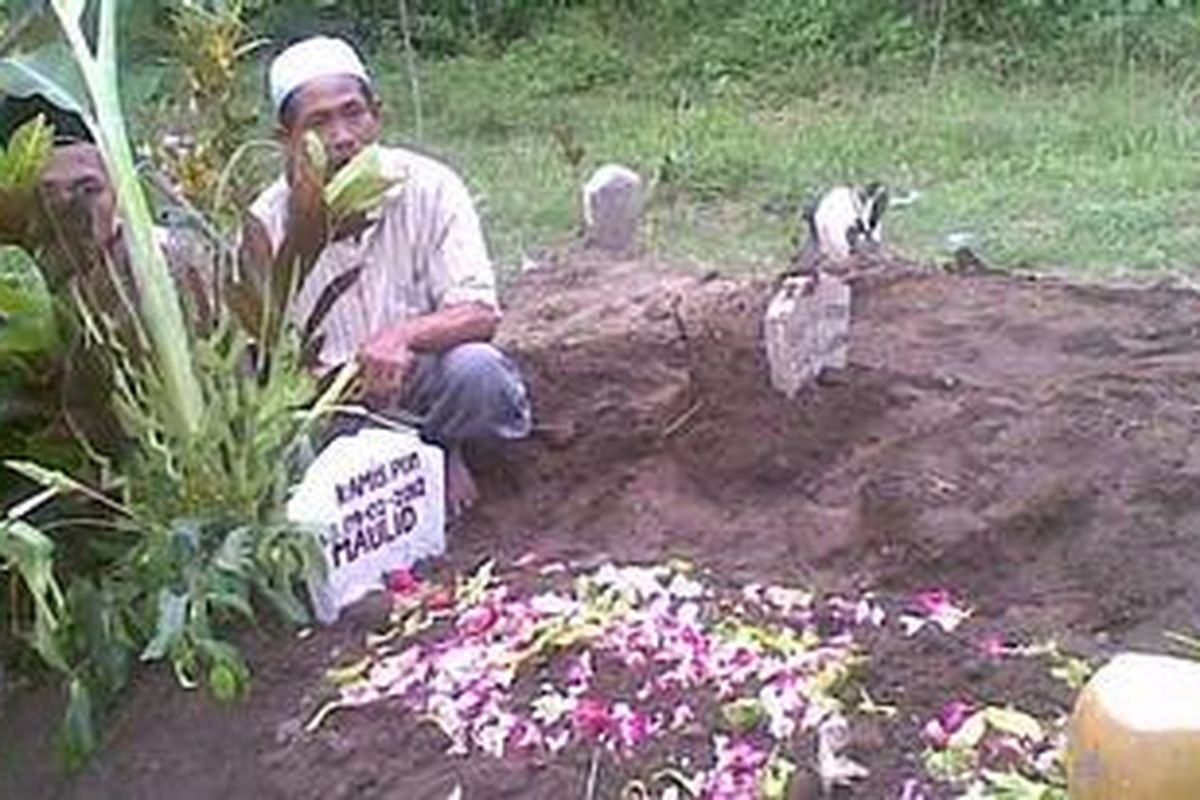 Keluarga berdoa dimakam Alifatul Agustina Fatma (22), TKW yang tewas di Singapura, Kamis (9/2/2012).