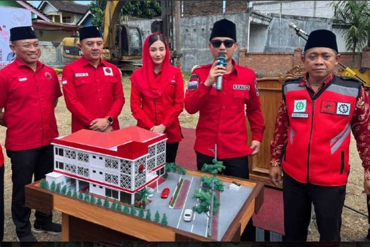 Mochammad Nur Arifin sambutan dalam prosesi peletakan batu pertama pembangunan gedung kantor baru DPC PDI Perjuangan di Kabupaten Pacitan Jawa Timur pada Senin (05/06/2023).