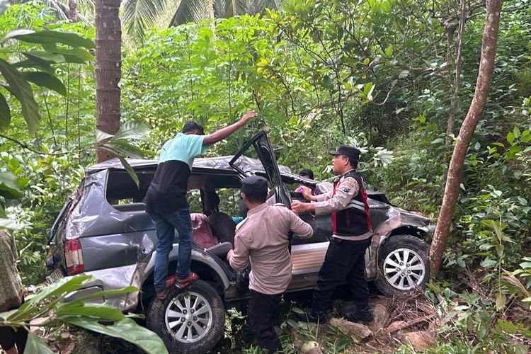 Polisi membantu korban kecekakaan tunggal di jalur ekstrem  Kecamatan Panggul Trenggalek Jawa Timur.