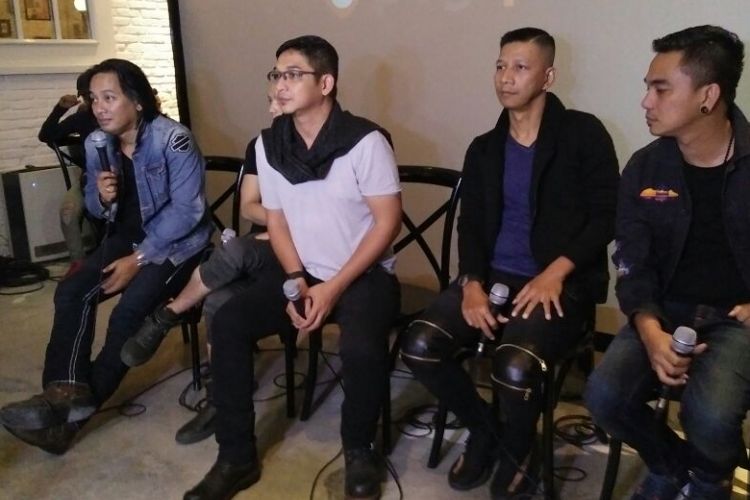 Band Ungu merilis single berjudul Setengah Gila di Mica Caffe, Kota Kasablanka, Jakarta Selatan, Kamis (9/3/2017). Perilisan itu bertepatan dengan Hari Musik Nasional yang diperingati di tanggal yang sama.