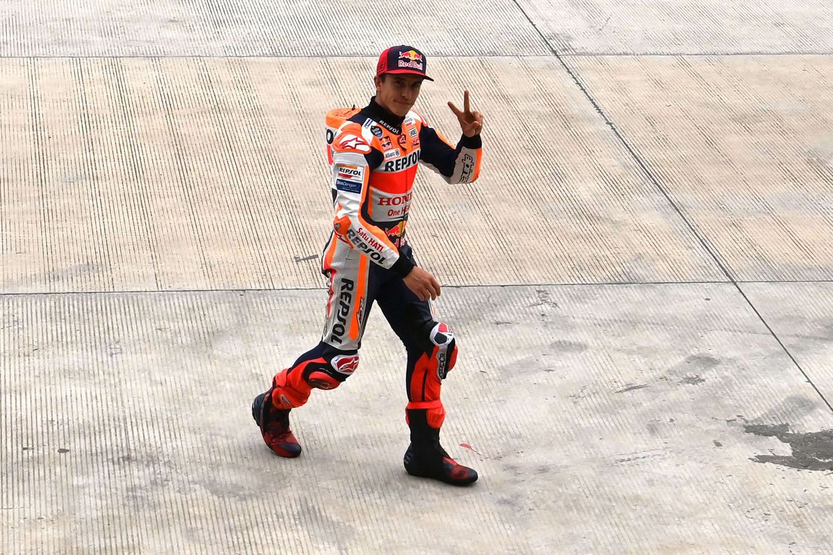 Pembalap Repsol Honda Team MotoGP Marc Marquez bersiap menuju garasi tim pada hari kedua tes pramusim MotoGP 2022 di Pertamina Mandalika International Street Circuit, Lombok Tengah, NTB, Sabtu (12/2/2022). Sesi tes pramusim di sirkuit Mandalika tersebut akan berlangsung hingga Minggu (13/2/2022). ANTARA FOTO/Andika Wahyu/rwa.