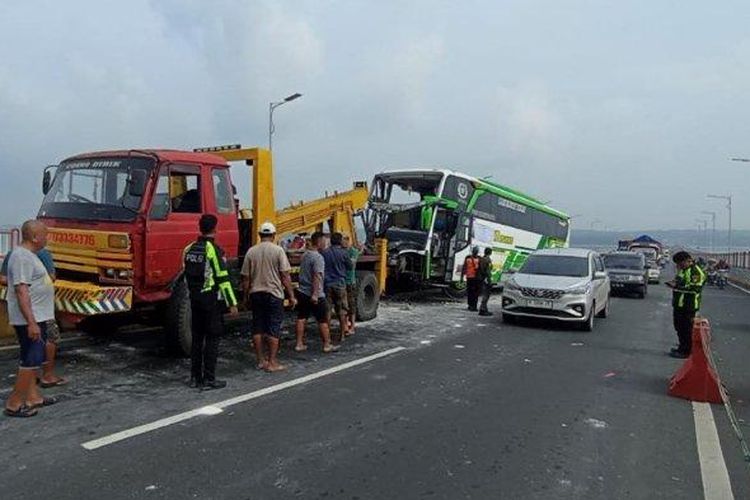 Kecelakaan di Jembatan Suramadu Kilometer 4, Kecamatan Labang, Kabupaten Bangkalan, Jawa Timur (Jatim), Sabtu (24/2/2024), menewaskan satu orang. Peristiwa ini melibatkan sebuah bus tanpa penumpang dengan truk bermuatan pasir dan batu.