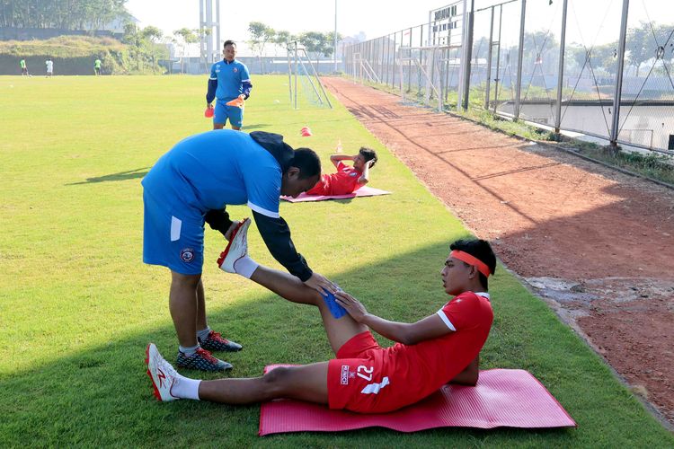 Pemain Arema FC, Dedik Setiawan (depan) dan Ricky Ohorella latihan terpisah untuk penyembuhan cidera di Lapangan Universitas Brawaijaya Malang, Jawa Timur, Senin (12/08/2019) pagi.