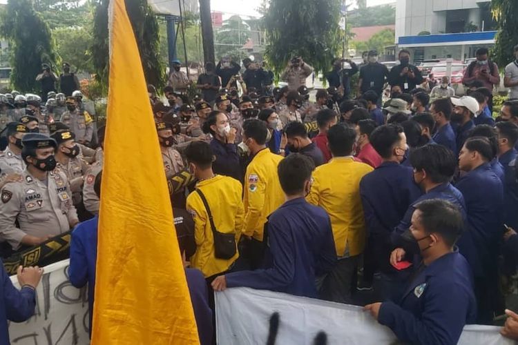 Mahasiswa diadang aparat kepolisian saat berunjuk rasa menuntut janji-janji Jokowi-Ma'ruf selama dua tahun kepemimpinannya. 