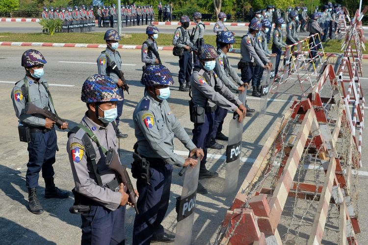 Polisi berjaga di Naypyidaw pada Jumat (29/1/2021), jelang pembukaan kembali parlemen pada 1 Februari usai kemenangan Aung San Suu Kyi dan partainya, National League for Democracy (NLD), di pemilu Myanmar November 2020.
