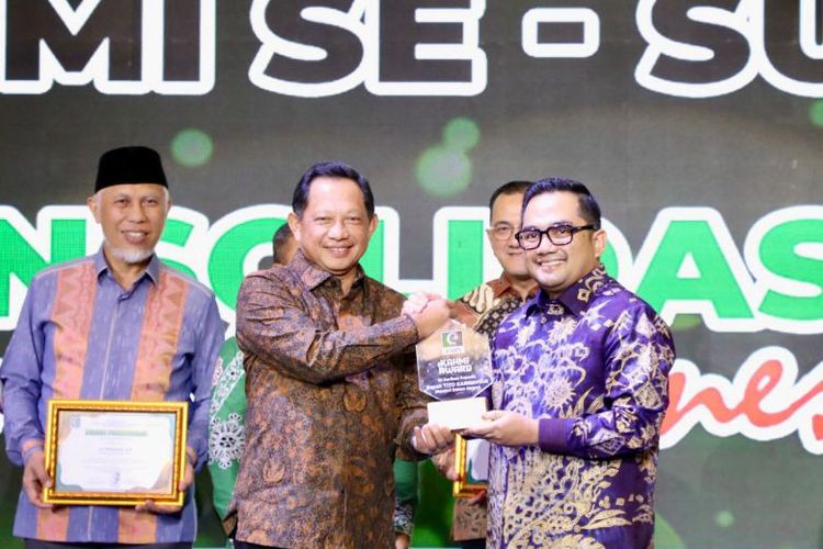 Mendagri Muhammad Tito Karnavian saat menghadiri Pertemuan Regional KAHMI se-Sumatera juga menyoroti tantangan global, termasuk persaingan antarnegara yang kini lebih banyak berlangsung di ranah ekonomi, budaya, dan teknologi. 