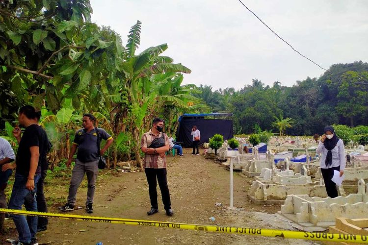 Polisi melakukan ekshumasi (pembongkaran kuburan) terhadap jasad MIA (11) yang diduga menjadi korban pengeroyokan oleh teman-temannya pada Rabu (15/6/2022) pagi tadi di Jalan Umar Baki, Kelurahan Payaroba, Kecamatan Binjai Barat.