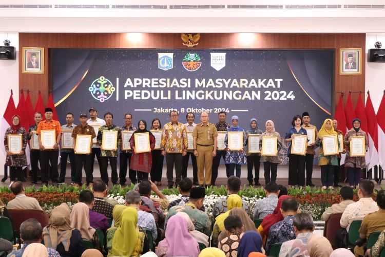 Dinas Lingkungan Hidup (DLH) DKI Jakarta menggelar acara Anugerah Masyarakat Peduli Lingkungan (AMPL) 2024 di Gedung PKK Melati Jaya, Ragunan, Jakarta, Selasa (8/10/2024). Acara tahunan ini merupakan bentuk apresiasi terhadap individu, kelompok masyarakat, lembaga, atau perusahaan yang berkontribusi dalam menjaga dan melestarikan lingkungan hidup di Jakarta.