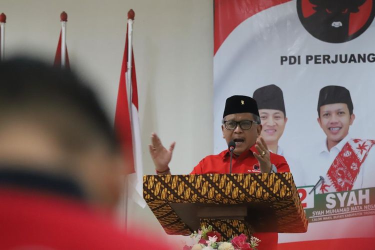 Sekretaris Jenderal (Sekjen) Dewan Pimpinan Pusat (DPP) Partai Demokrasi Indonesia (PDI-P) Hasto Kristiyanto saat menghadiri acara konsolidasi internal di kantor Dewan Pimpinan Cabang (DPC) PDI-P Trenggalek, Selasa (29/10/2024).
