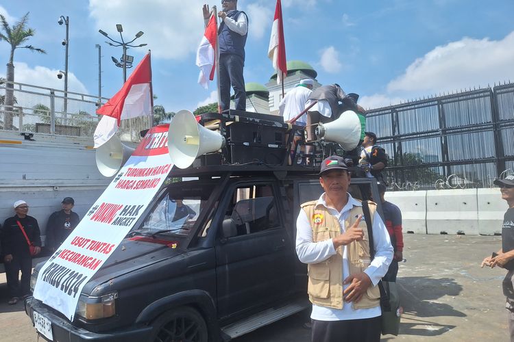 Massa dari AREA (Aliansi Relawan Anies) yang menggelar unjuk rasa di depan Gedung DPR/MPR RI, Jakarta, Jumat (1/3/2024), menolak program makan siang gratis.