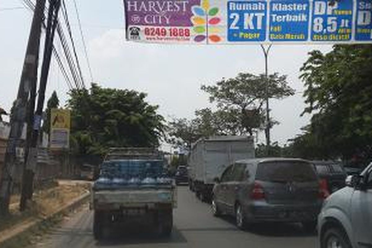 Kepadatan kendaraan menjadi pemandangan harian di Jalan Transyogie. Kemacetan terjadi di dua lajur arah Jakarta dan Cileungsi-Jonggol. Gambar diambil Sabtu, (1/1/2014). 