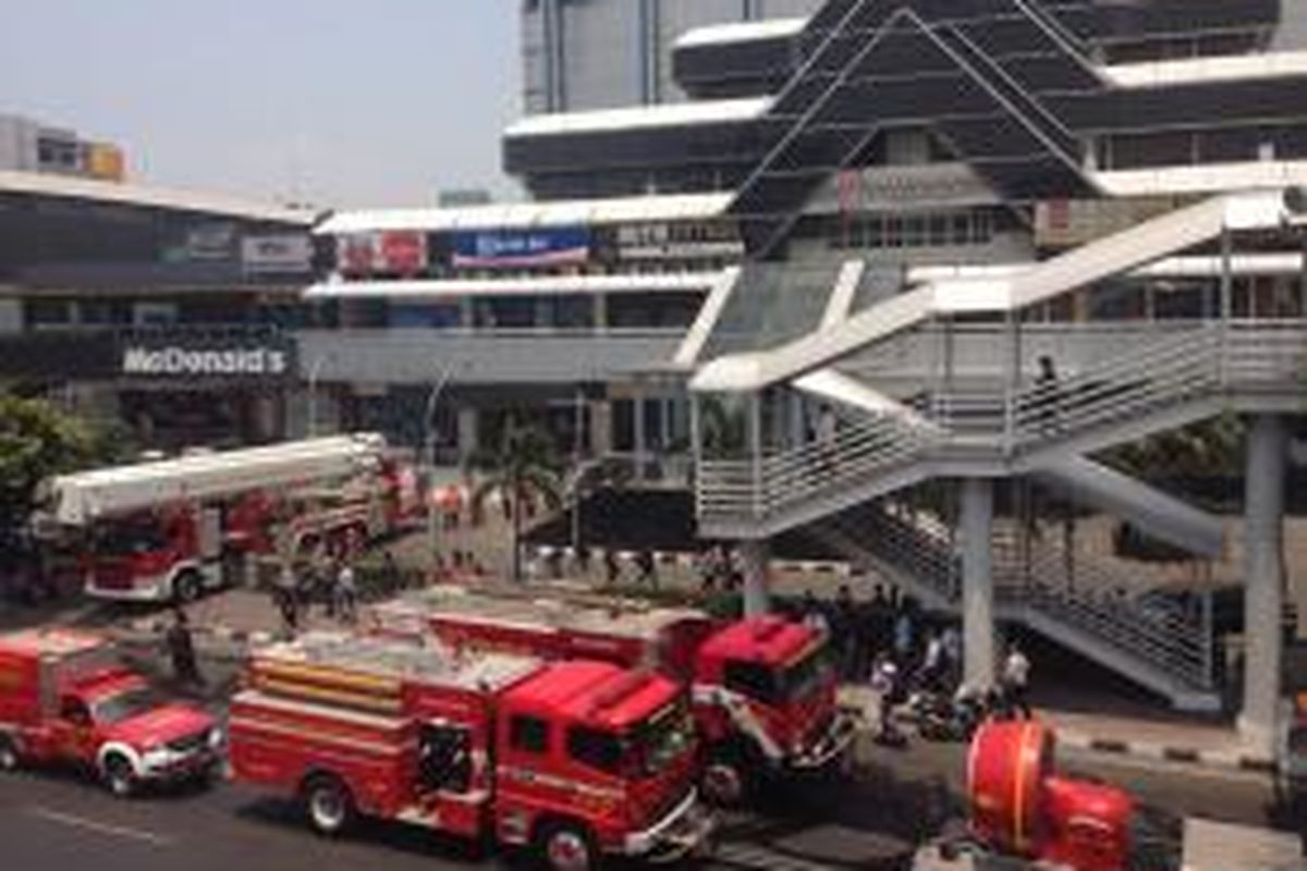 21 unit mobil damkar dikerahkan untuk menangani kebakaran di gedung Sarinah, Jakarta Pusat, Kamis (15/10/2015) siang.