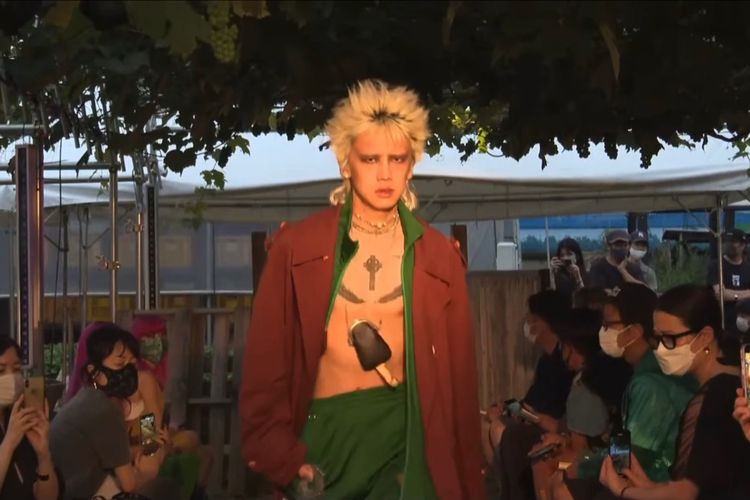 Koleksi pakaian berbahan kulit dari jamur MYCL dan Doublet di Paris Fashion Week, Juni 2021.
