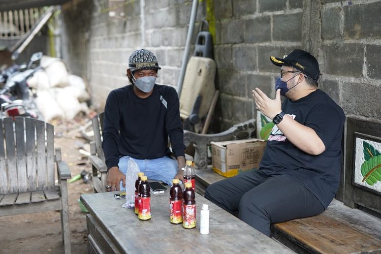 Bupati Kediri Hanindhito Himawan Pramono berdiskusi dengan Menjeng terkait kondisi jalan di Desa Kaliboto, Kecamatan Tarokan. 